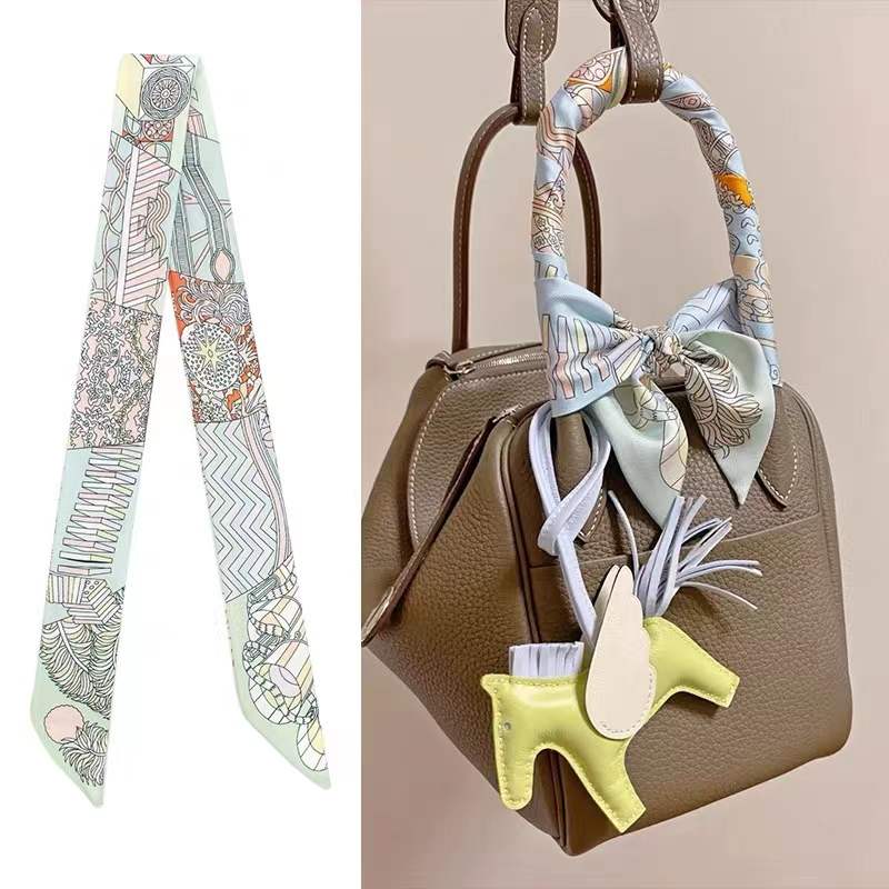 丝巾和包的最佳搭配,方丝巾配包包系法图解