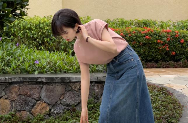藕粉色适合多大年纪穿，藕粉色和杏色哪个好看