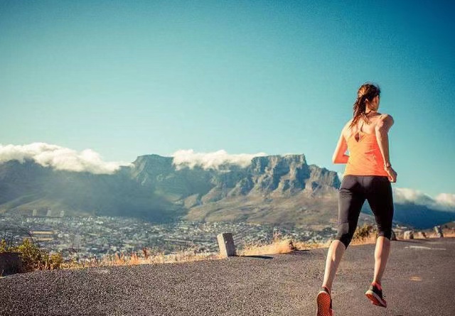 一个人晨跑唯美图片一个人