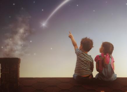 孩子仰望美丽星空图片,小伙伴看星星的图片真人