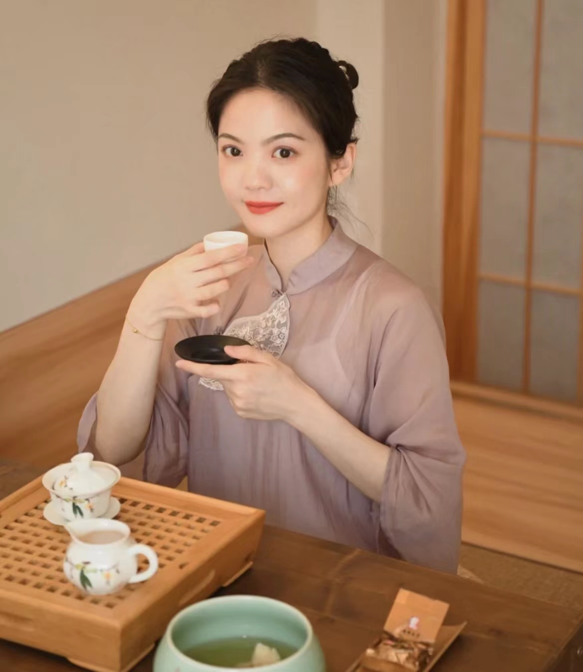 女子喝茶淡雅图片图片