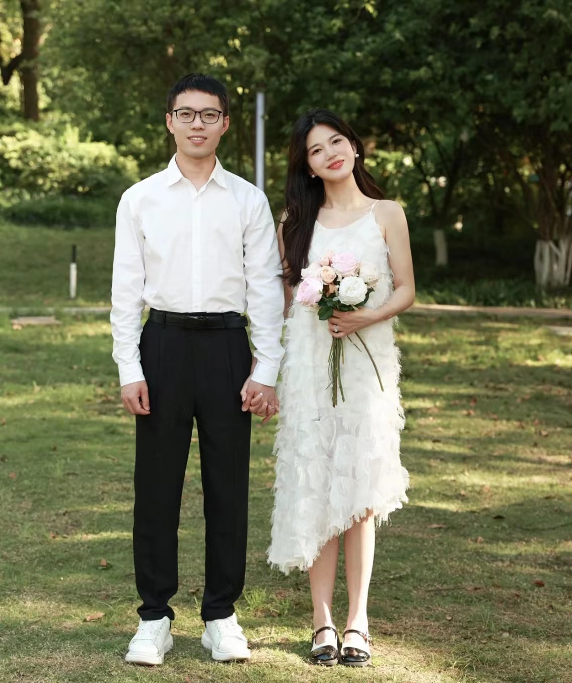 情侣手牵手真实生活图片