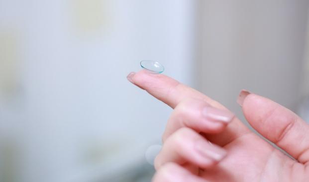 七种人不宜戴隐形眼镜，高温情况下不宜长时间戴隐形眼镜吗