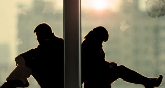 分手背靠背走的图片