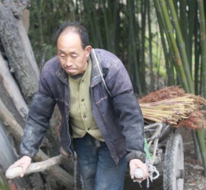 男人要撑起一个家图片,男人辛苦扛起整个家的图片