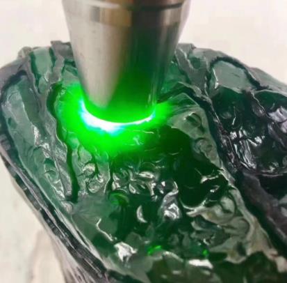 帝王绿翡翠观音图片,帝王绿翡翠原石图片