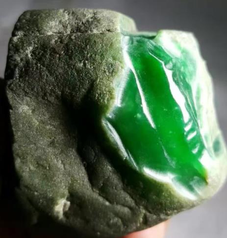 帝王绿翡翠观音图片,帝王绿翡翠原石图片