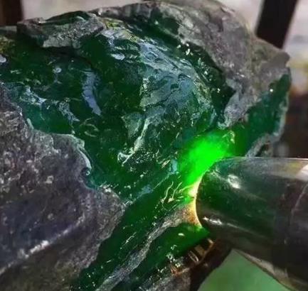 帝王绿翡翠原石图片