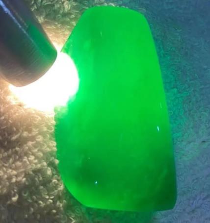 帝王绿翡翠原石图片