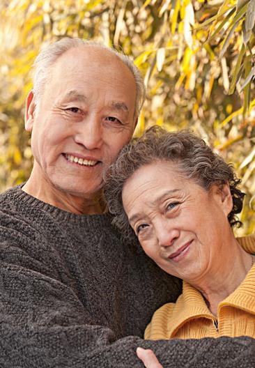 老年夫妻相互疼爱图片,老年夫妻恩爱陪伴的照片-528时尚网