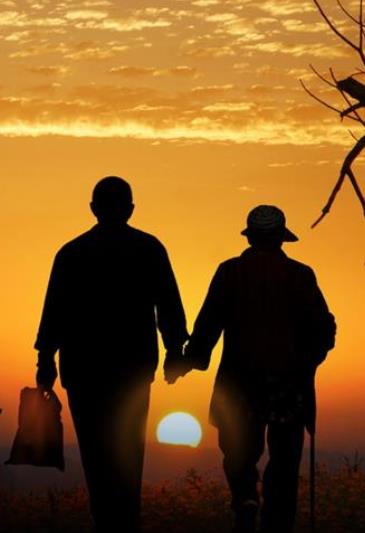 夕阳下的沧桑老人图片,夕阳余晖下的老人图片