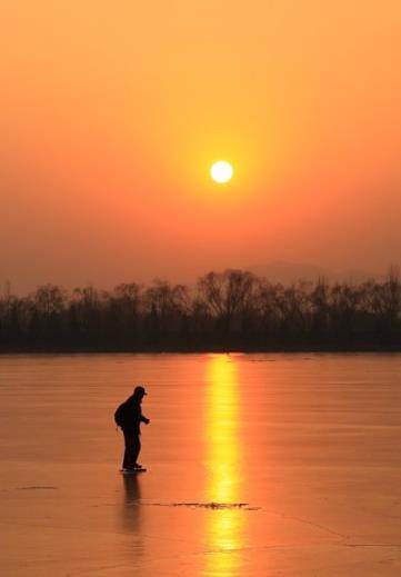 夕阳下的沧桑老人图片,夕阳余晖下的老人图片