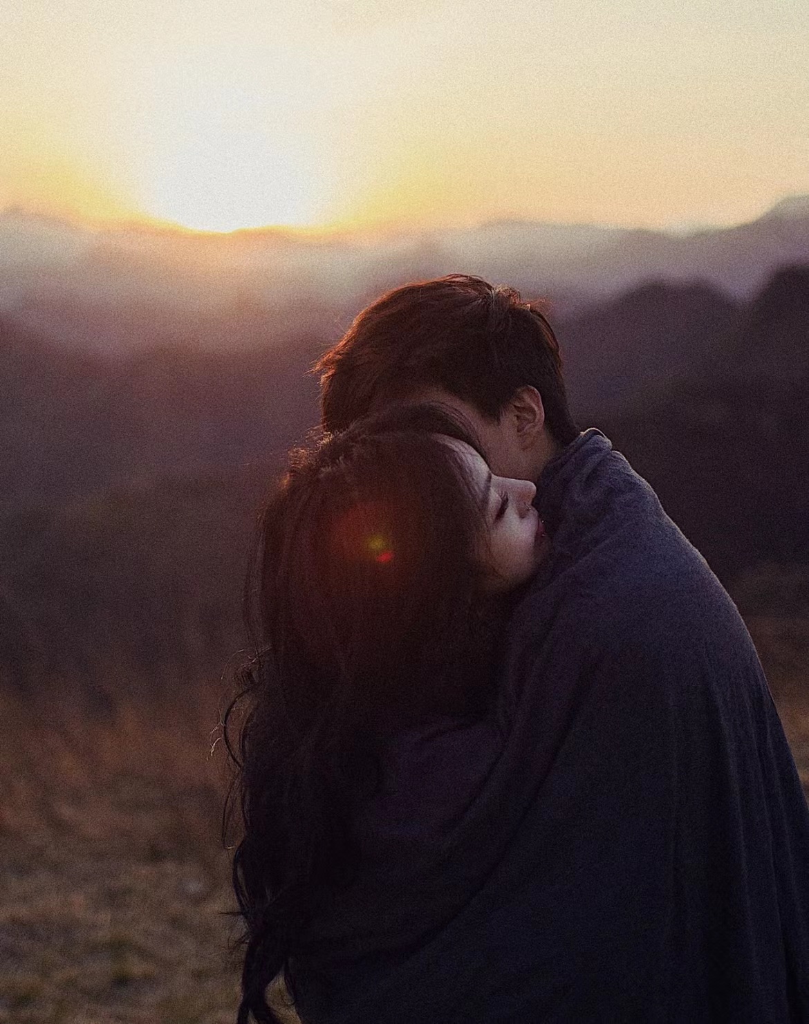 一男一女两个人拥抱的图片,一男一女现实情侣拥抱图-528时尚网