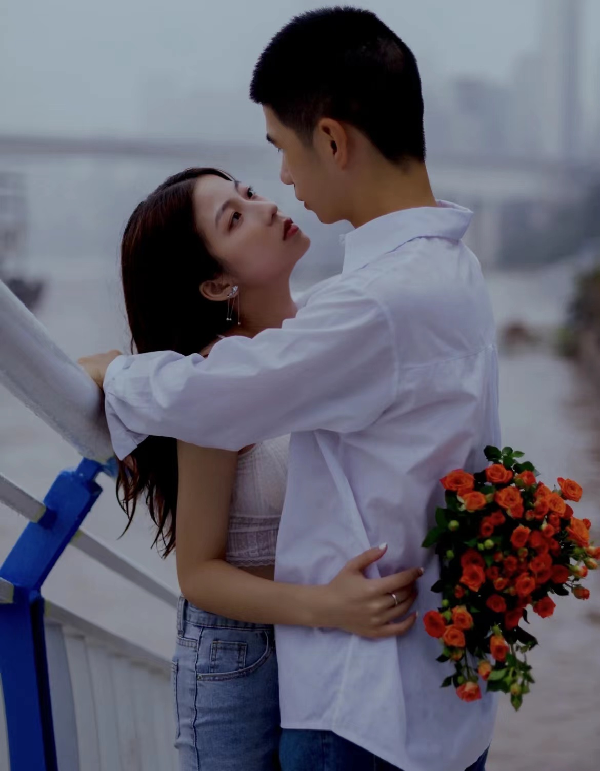 一男一女两个人拥抱的图片,一男一女现实情侣拥抱图