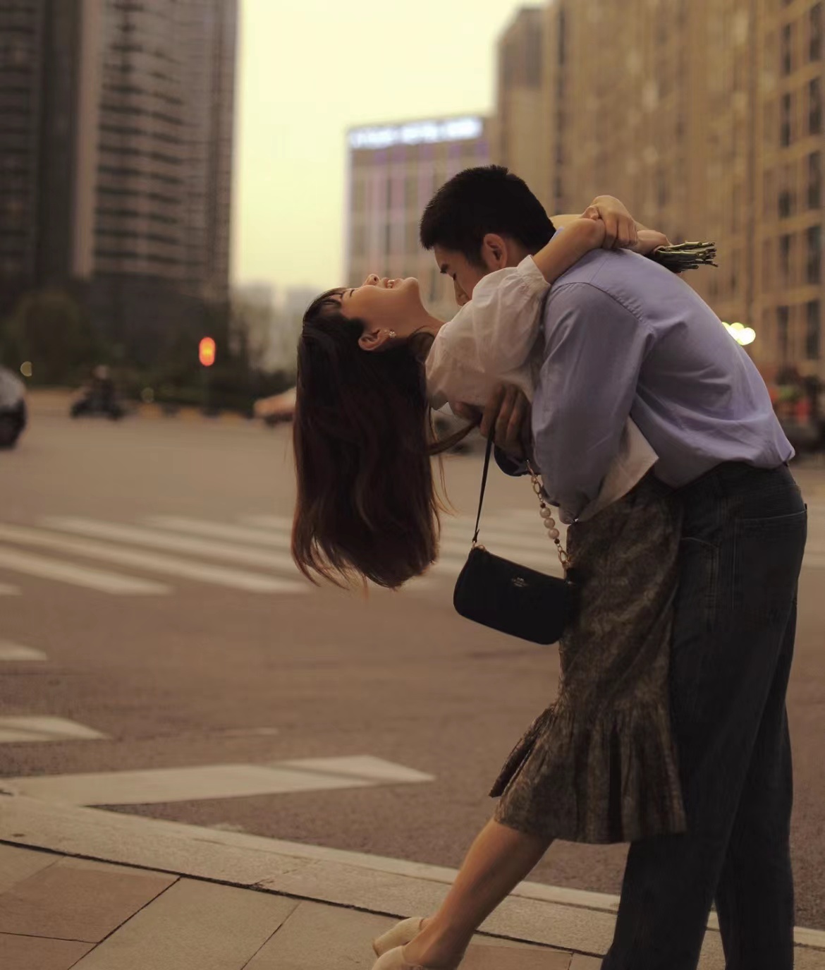 一男一女两个人拥抱的图片,一男一女现实情侣拥抱图