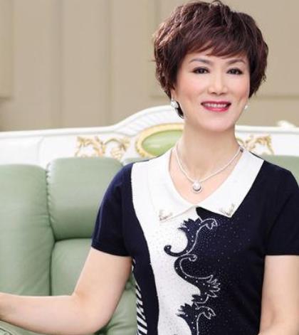 60岁今年流行发型图片，六十岁女人最佳发型图