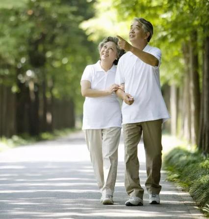 70岁每天走多少步最佳，70岁每天练深蹲多少个