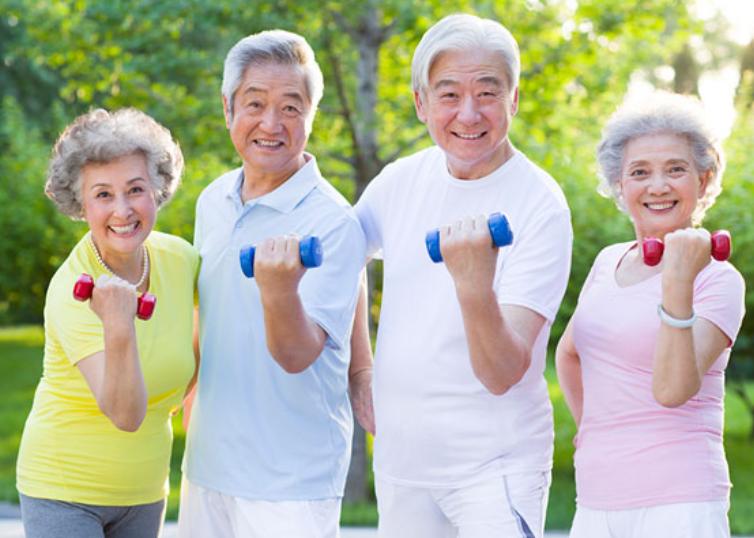 70岁每天走多少步最佳，70岁每天练深蹲多少个