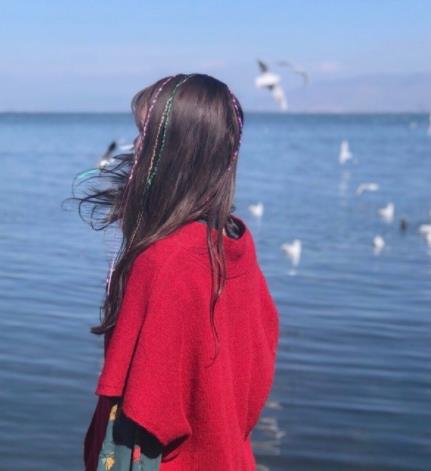 孤独图片伤感背影,女人伤心走路的背影