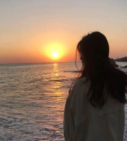 孤独图片伤感背影,女人伤心走路的背影