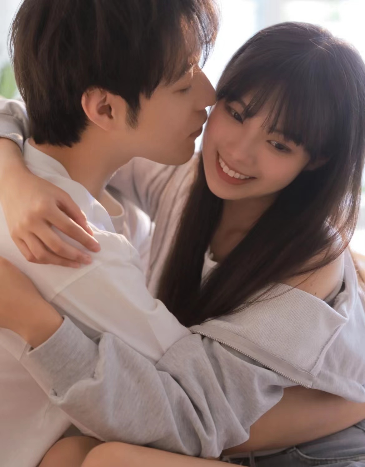 好想紧紧拥抱你的图片,男女两个人拥抱的最好看的图片