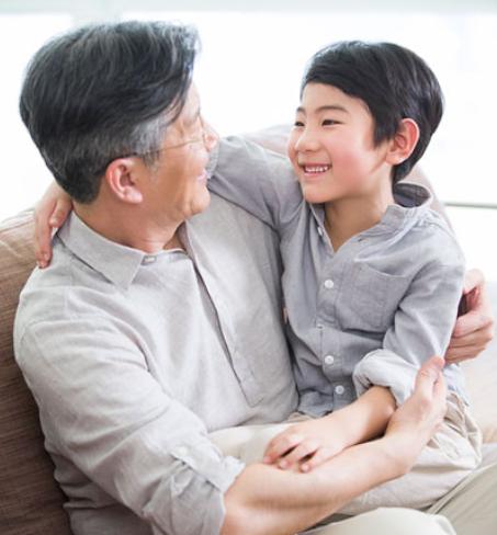 老人为啥那么爱孙子，老人为什么更偏向喜欢孙子