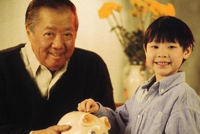 老人为啥那么爱孙子，老人为什么更偏向喜欢孙子