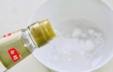 白裤子可以配枣红上衣吗，白色裤子染色了怎么办
