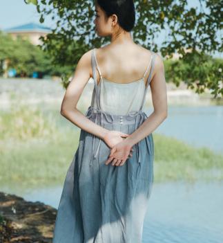 适合暗黄肤色的衣服,暗黄肤色裙子穿搭