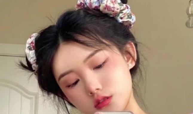 女人主动摸你头的意思，女人动了情的三大肢体表现