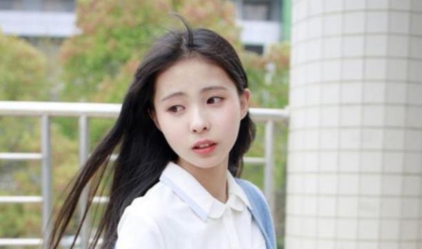 女人主动摸你头的意思，女人动了情的三大肢体表现