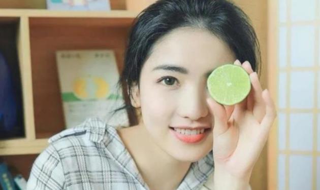 女人主动摸你头的意思，女人动了情的三大肢体表现