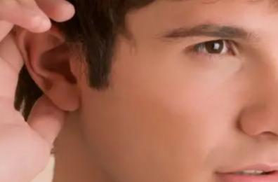 男人肢体暗示心理学，对视时男生直视对方心理学分析