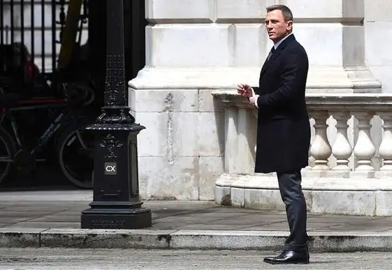 男人肢体暗示心理学，对视时男生直视对方心理学分析