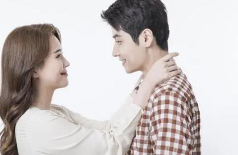 男人肢体暗示心理学，对视时男生直视对方心理学分析