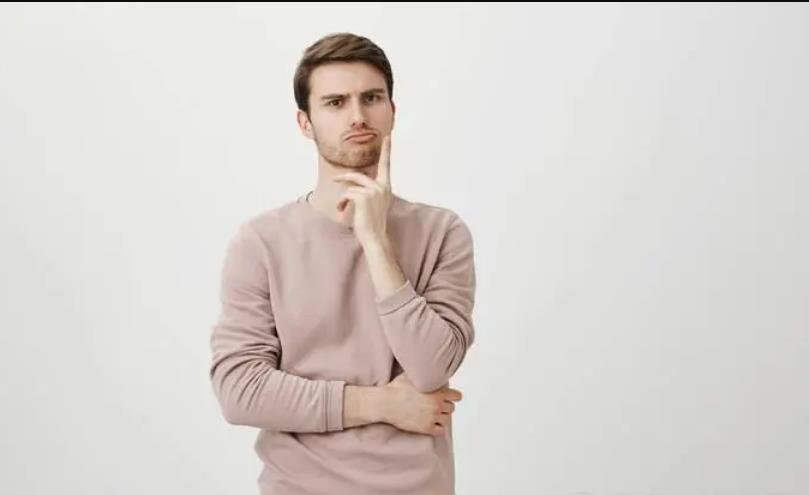 男人喜欢摸下巴的表现,男人摸下巴代表什么意思