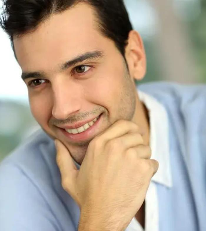 男人喜欢摸下巴的表现,男人摸下巴代表什么意思