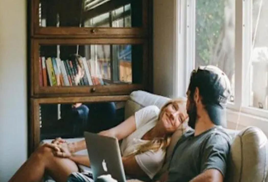 男人爱一个人会用三种方式待她,男人会怎么爱一个女人