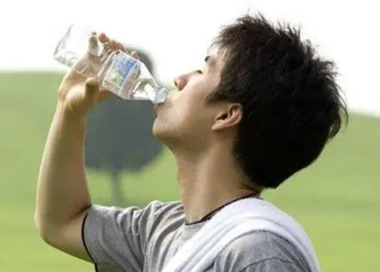 男性什么行为会显老,男性五种行为更显老