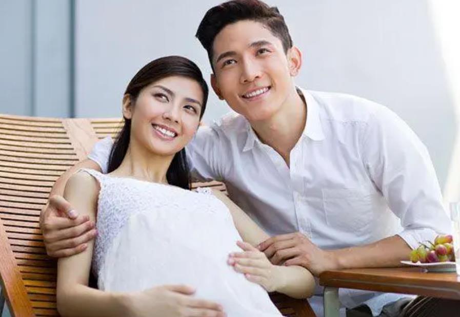 男孩子把手放到女孩子的肩上的意思,男孩子把手放在你肩上代表什么