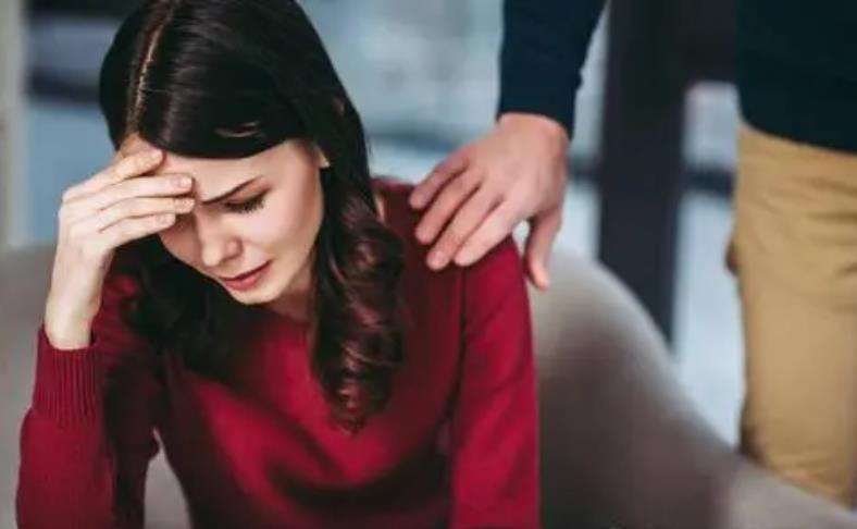 男孩子把手放到女孩子的肩上的意思,男孩子把手放在你肩上代表什么