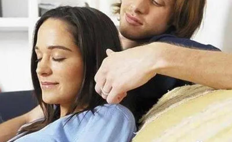 男孩子把手放到女孩子的肩上的意思,男孩子把手放在你肩上代表什么