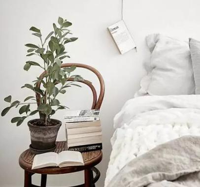 床头摆什么合适,床头柜上放什么装饰品
