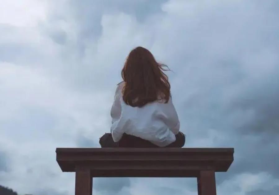 习惯回避别人眼神的人是什么意思,回避别人的眼神是什么心理
