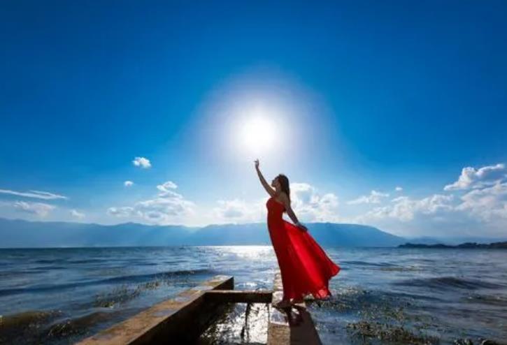 女人膨胀了会有哪些表现，自我膨胀的女人有哪些表现