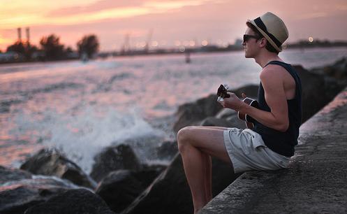 安慰异地老男人心情低落语句，异地婚姻生活安慰男人心情低落语句