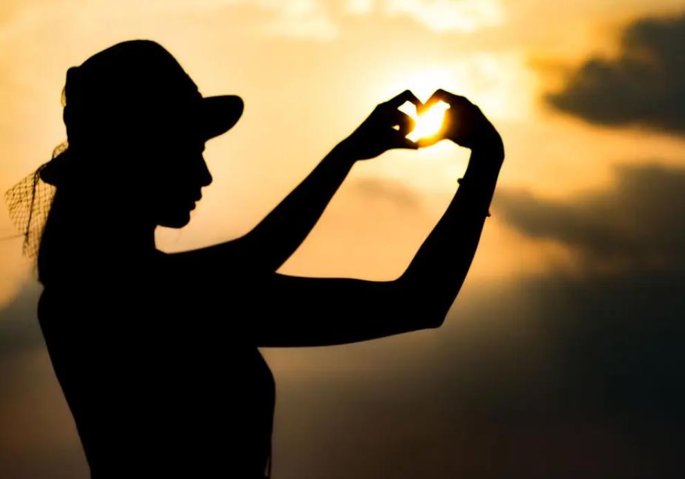 离异中年女人吊着你的表现,离婚中年女人吊着你会有哪些表现