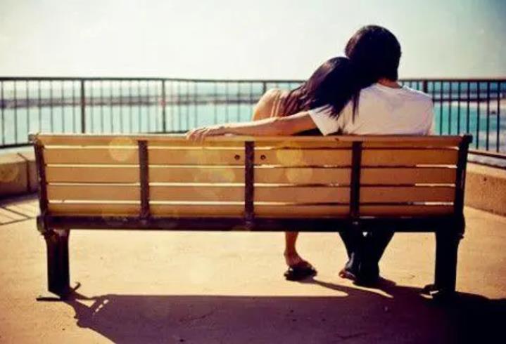 男人摸你后背代表什么,男人在你面前特意摆弄头发的暗示