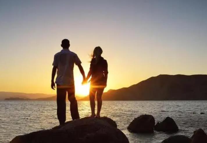 男人摸你后背代表什么,男人在你面前特意摆弄头发的暗示