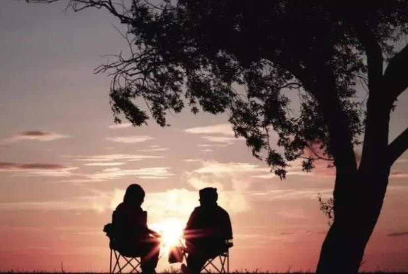 男人摸你后背代表什么,男人在你面前特意摆弄头发的暗示